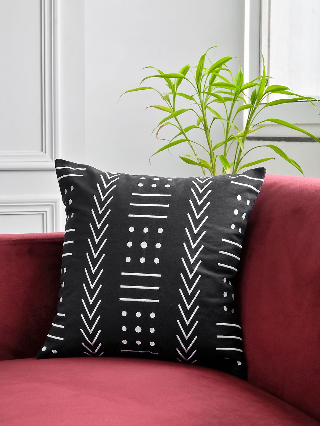 

Tistabene Black & White Geometric Cotton Square Cushion Cover