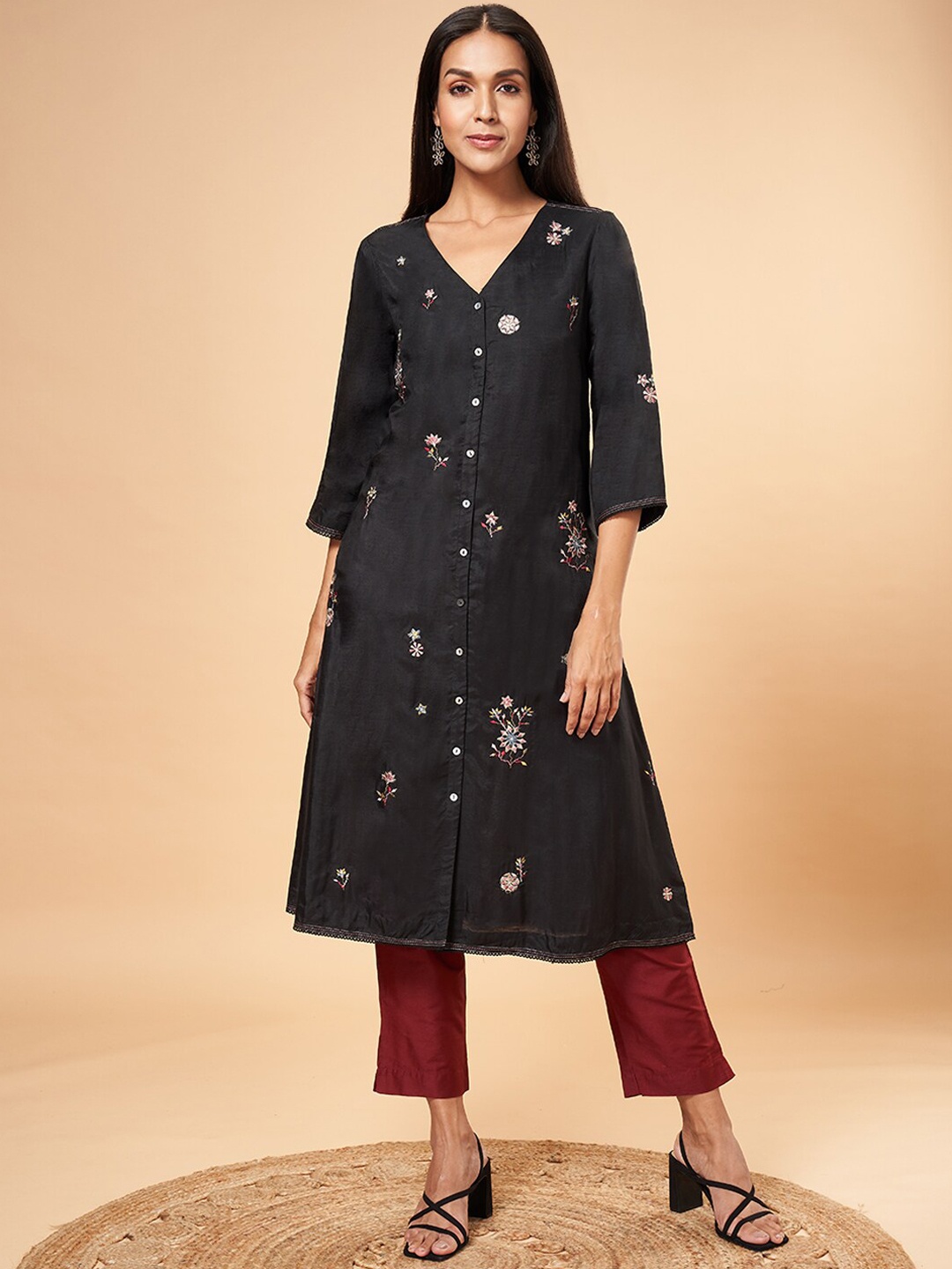 

Marigold Lane Ethnic Motifs Embroidered V-Neck Kurta, Black