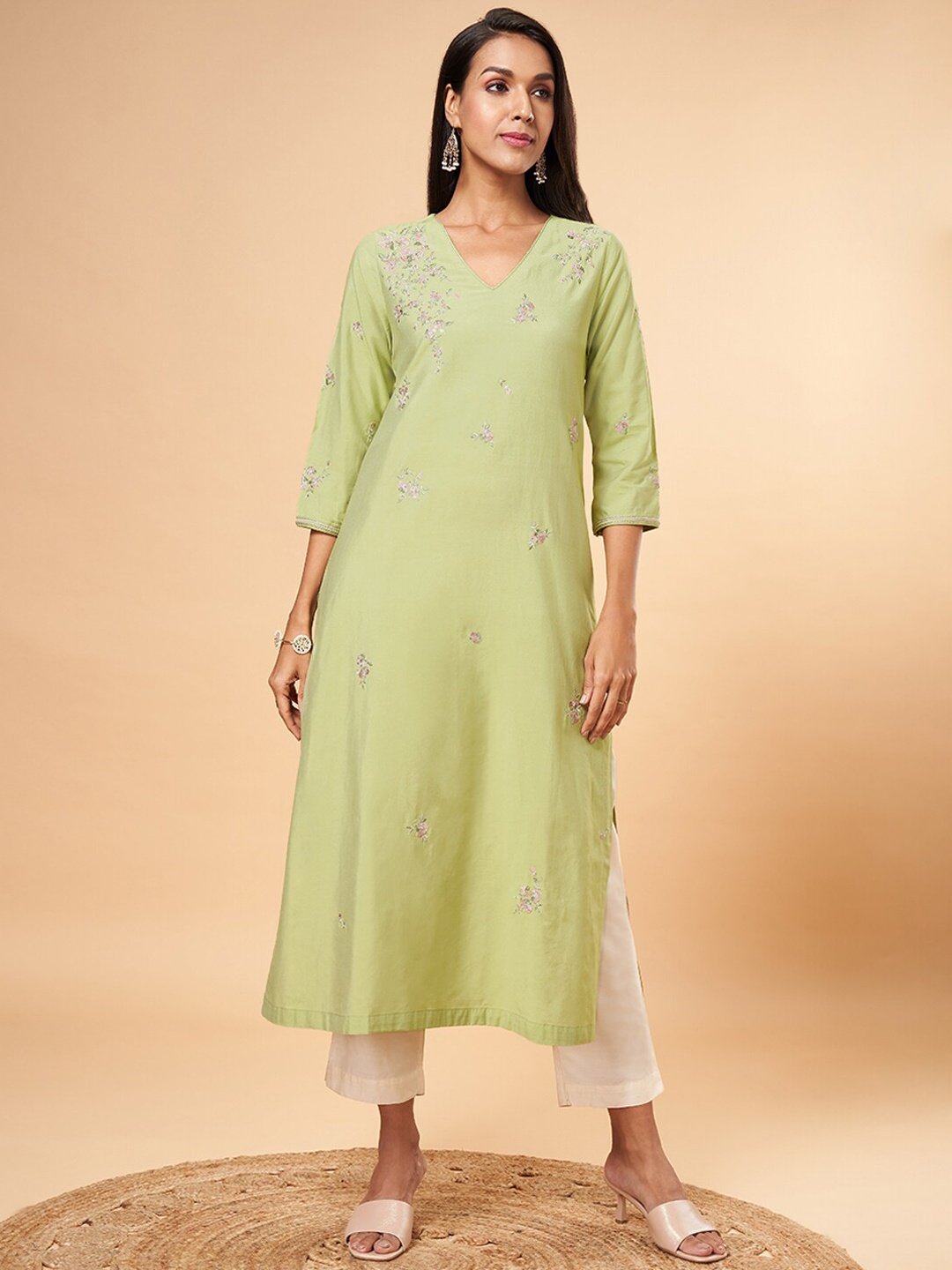 

Marigold Lane Floral Embroidered V-Neck Kurta, Green