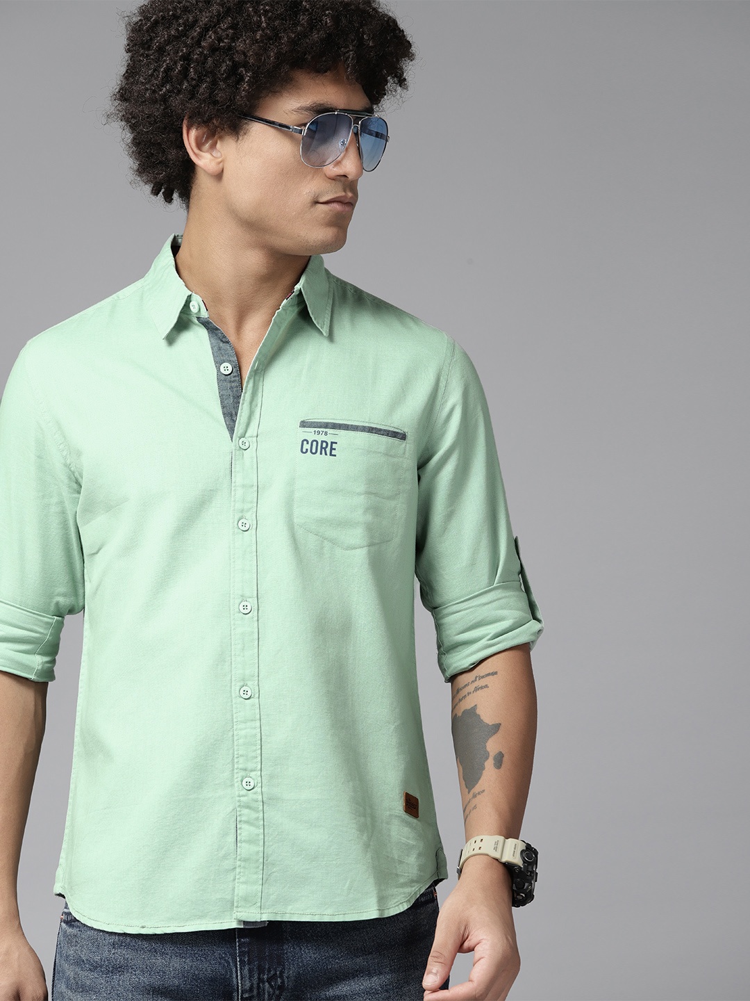 

Roadster Men Classic Opaque Roll-Up Sleeves Linen Casual Shirt, Green