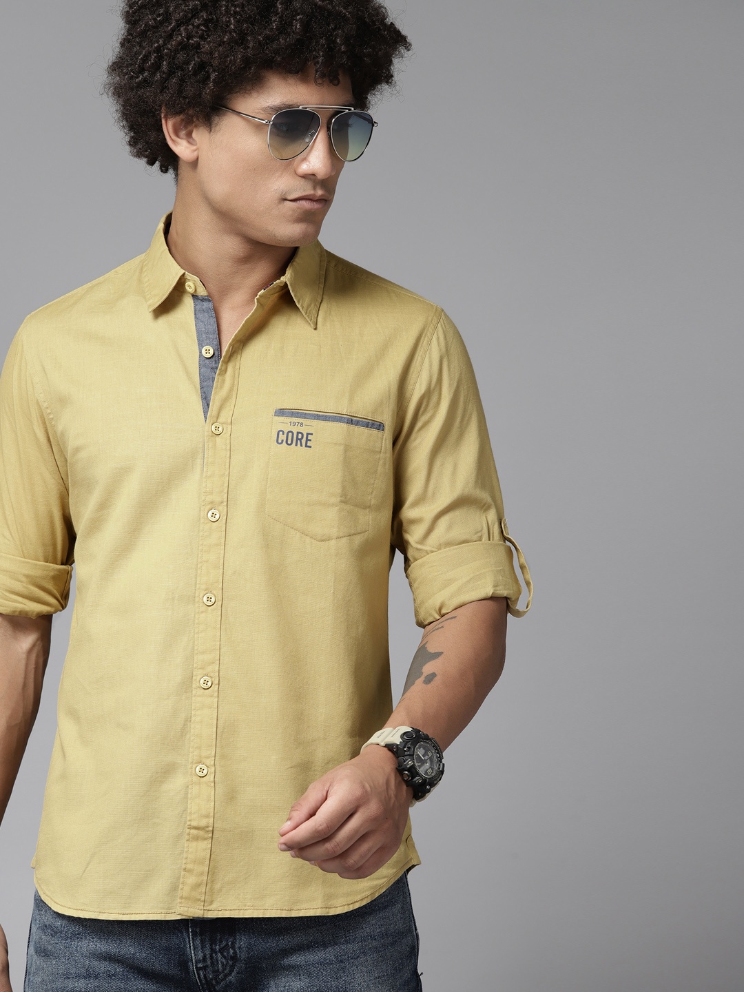 

Roadster Men Classic Opaque Roll-Up Sleeves Linen Casual Shirt, Lime green
