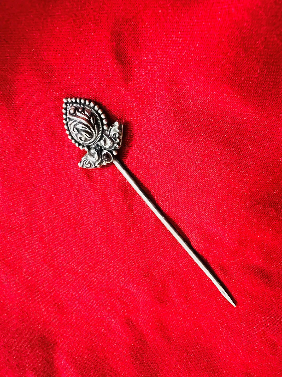 

Arte Jewels Sterling Silver Oxidised Stone Studded Juda Hairstick
