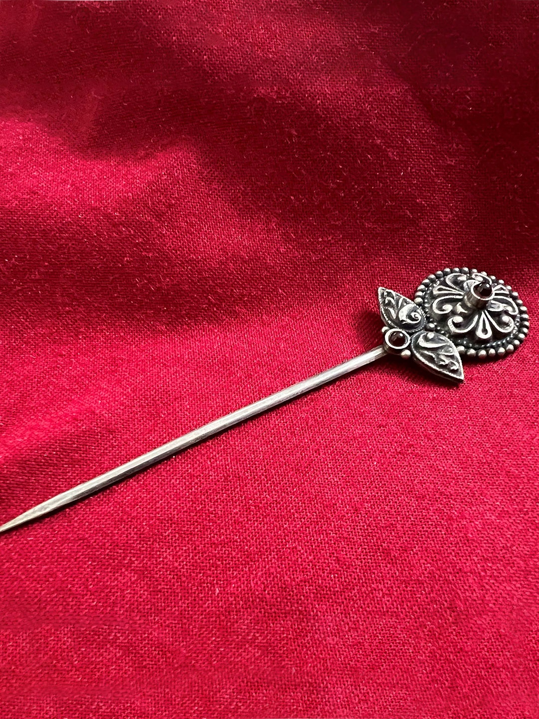 

Arte Jewels Sterling Silver Oxidised Stone Studded Juda Hairstick
