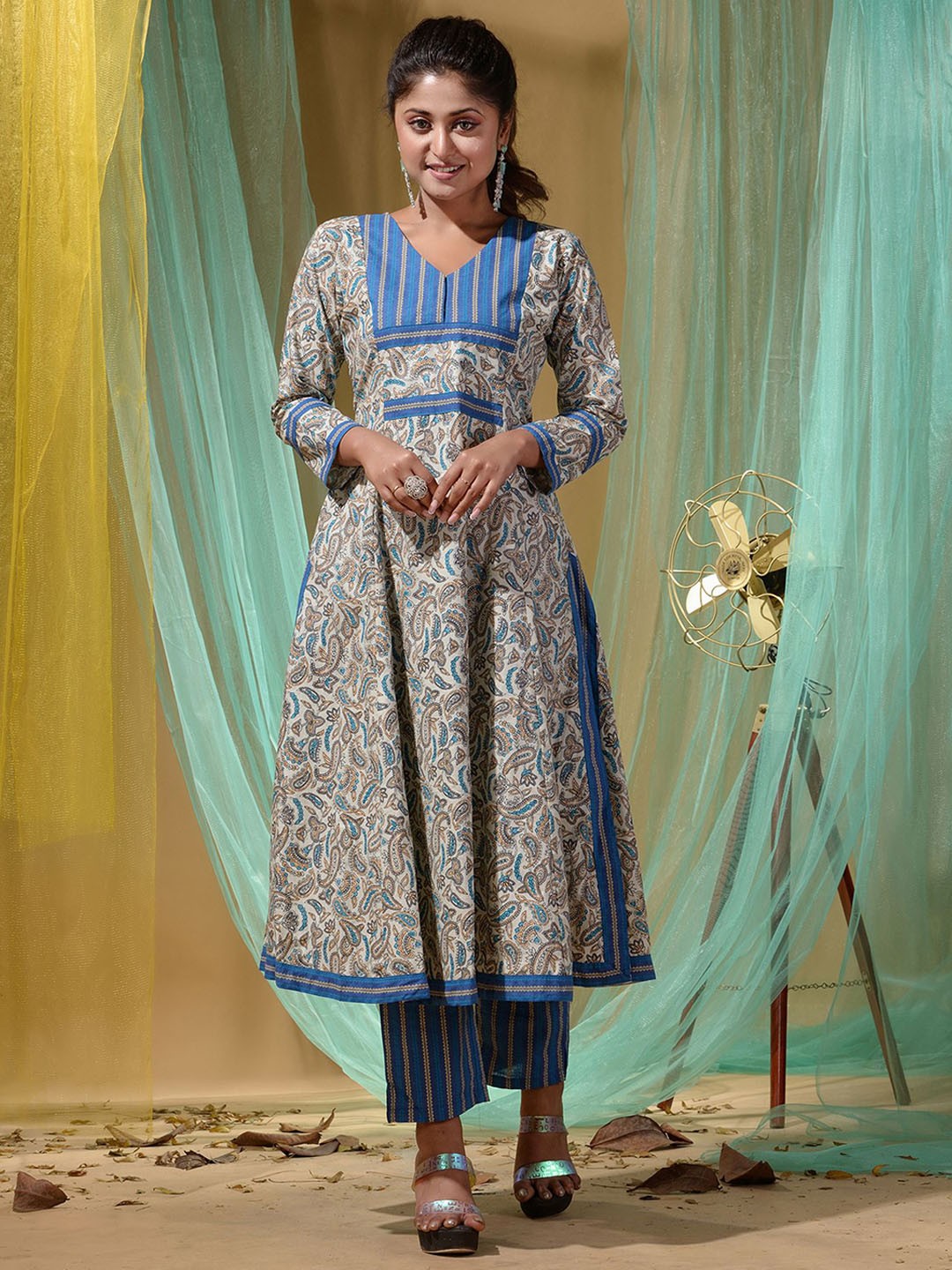 

Disli Paisley Printed V-Neck Pure Cotton A-Line Kurta With Trousers, Off white