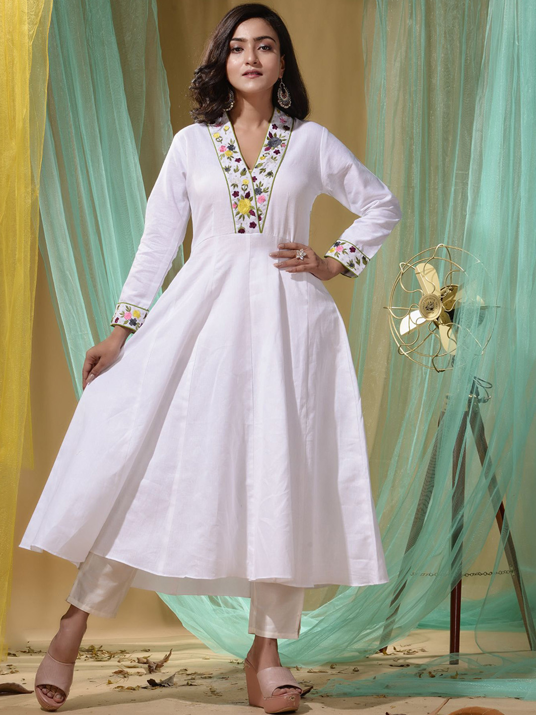 

Disli Floral Yoke Design V-Neck Thread Work Kurta With Trousers, White