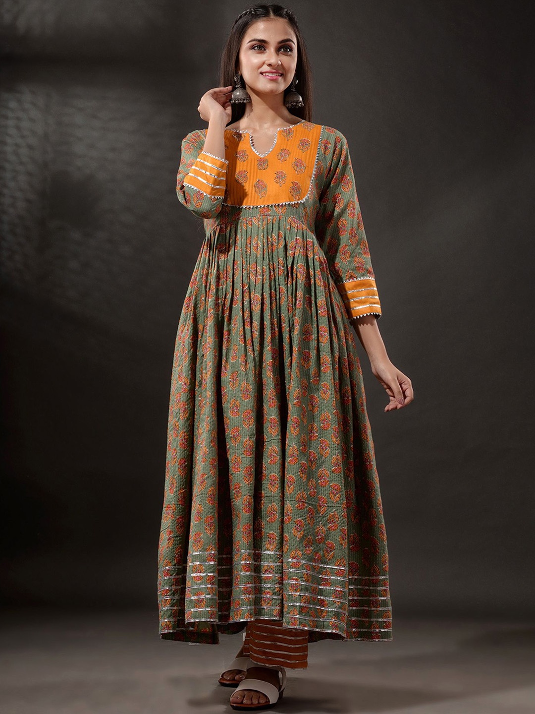 

Disli Women Green Ethnic Motifs Printed Empire Gotta Patti Pure Cotton Kurta with Trousers