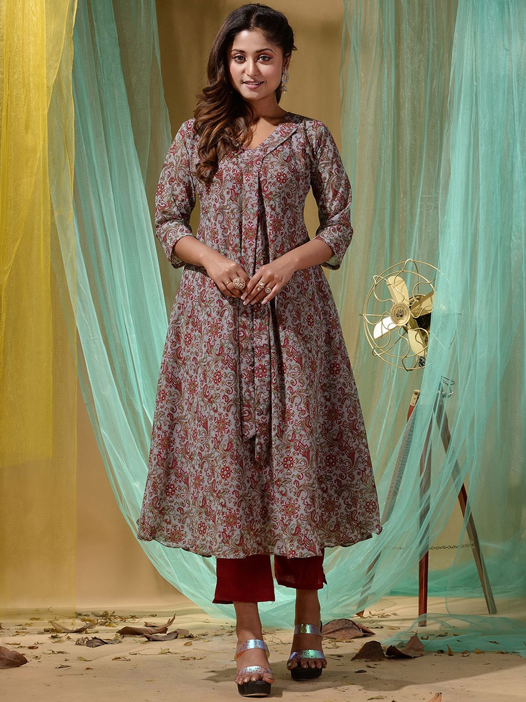 

Disli Paisley Printed Kurta with Trousers, Grey