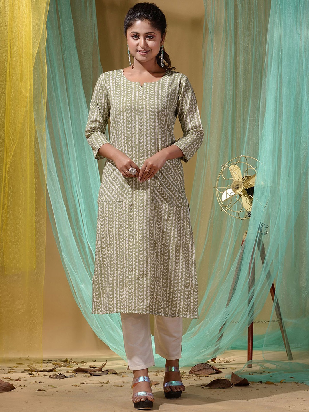 

Disli Ethnic Motifs Printed Regular Pure Cotton Kurta With Trousers, Green