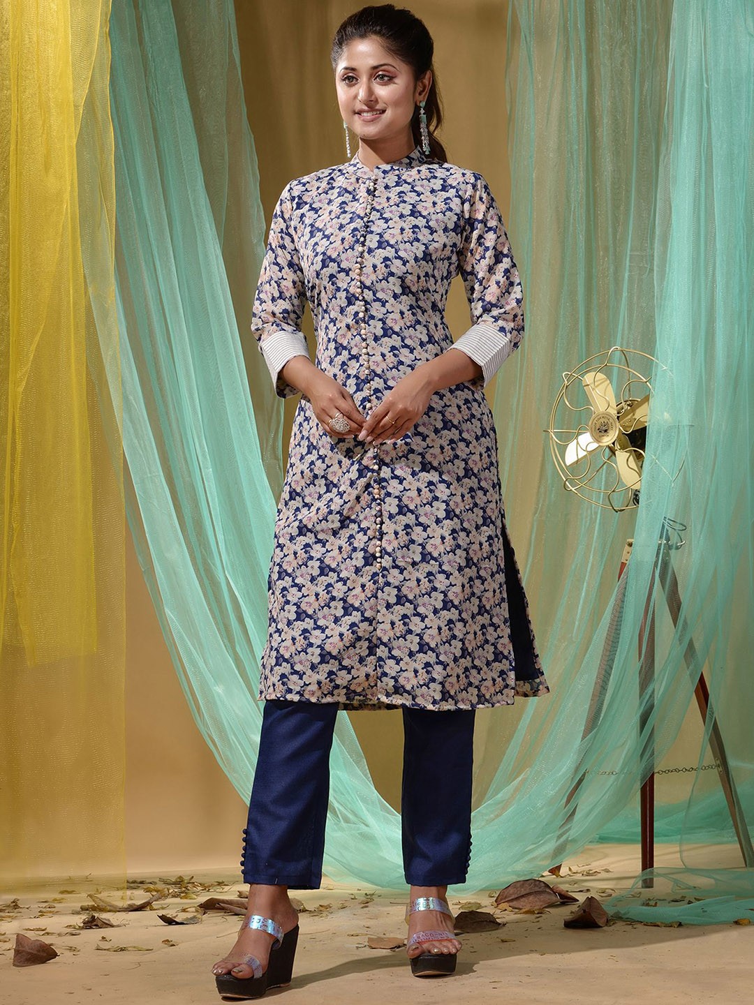

Disli Floral Printed Mandarin Collar Georgette Straight Kurta With Trousers, Blue