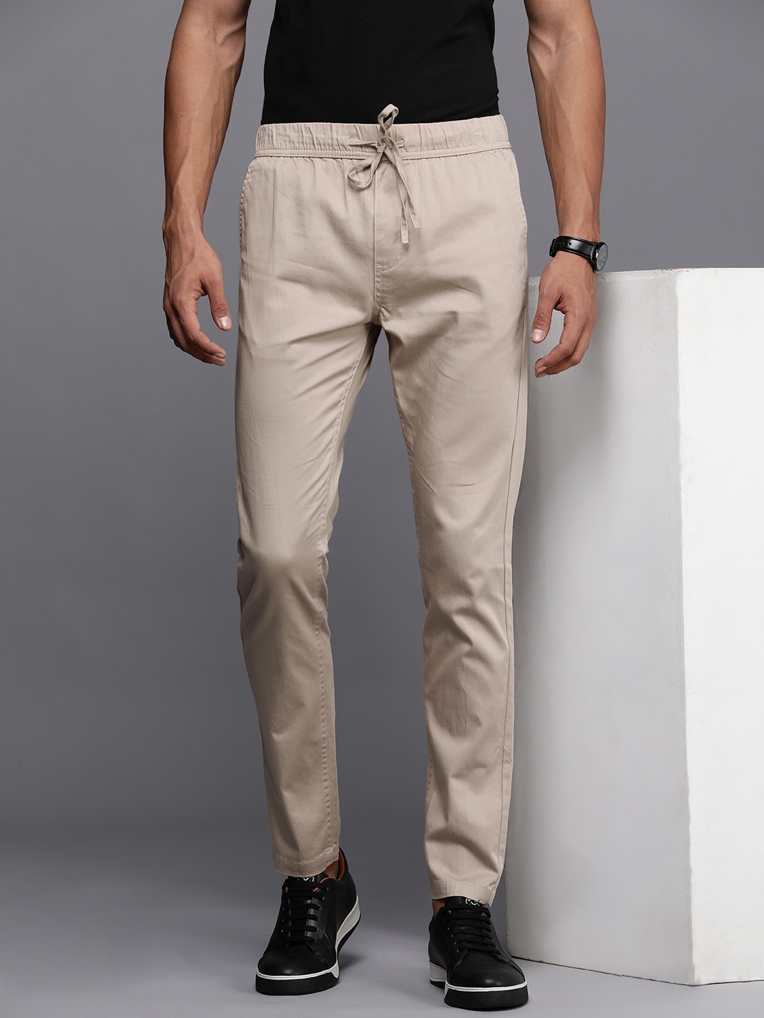

WROGN Men Solid Mid-Rise Slim Fit Regular Trousers, Beige