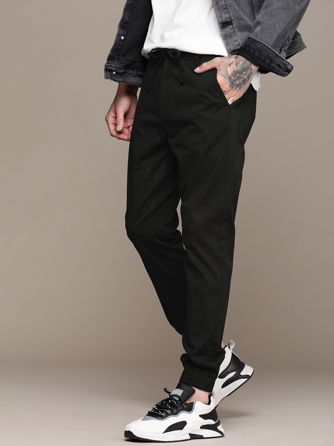 

WROGN Men Solid Mid Rise Regular Fit Joggers, Black