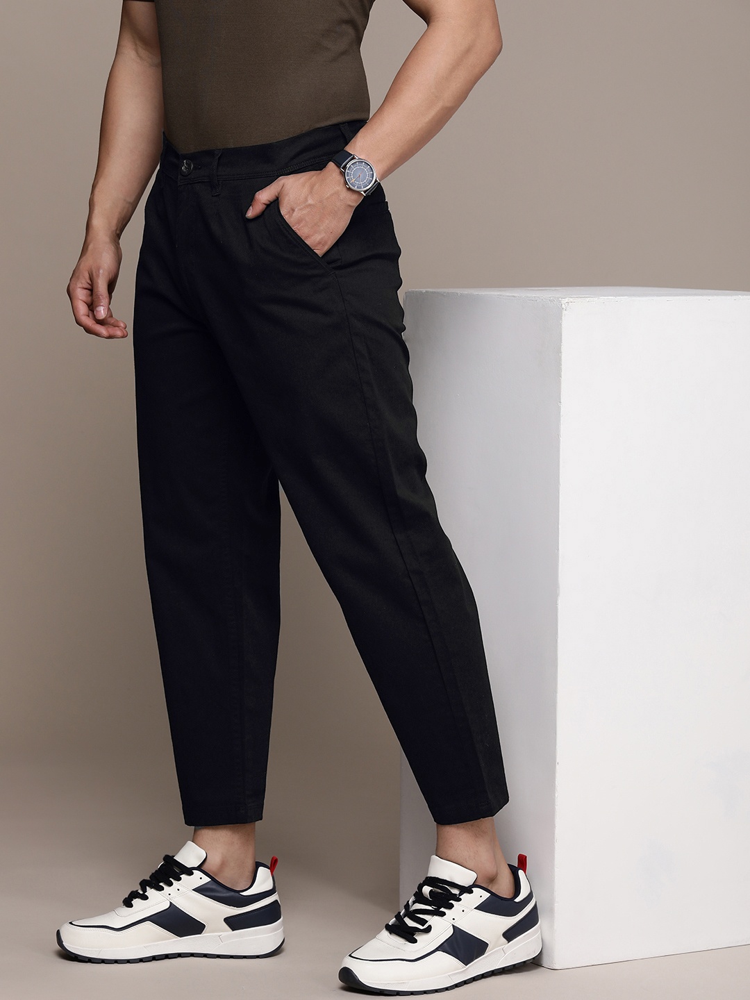 

WROGN Men Tapered Fit Cropped Chinos Trousers, Black