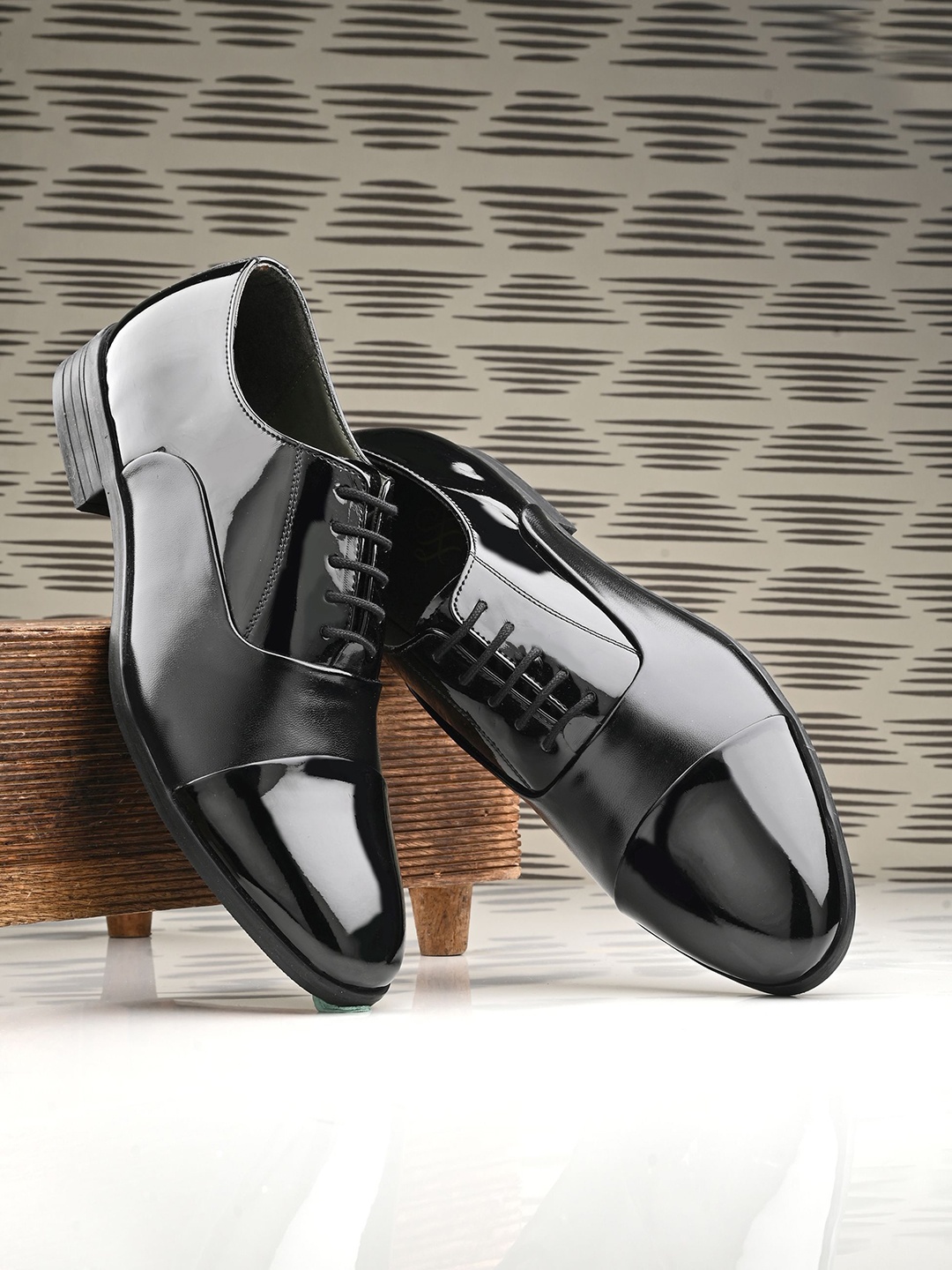 

House of Pataudi Men Textured Formal Oxfords, Black