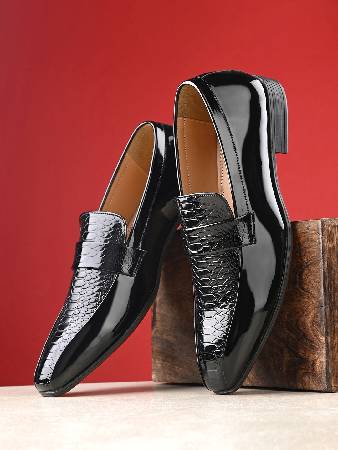 

House of Pataudi Men Textured Formal Loafers, Black