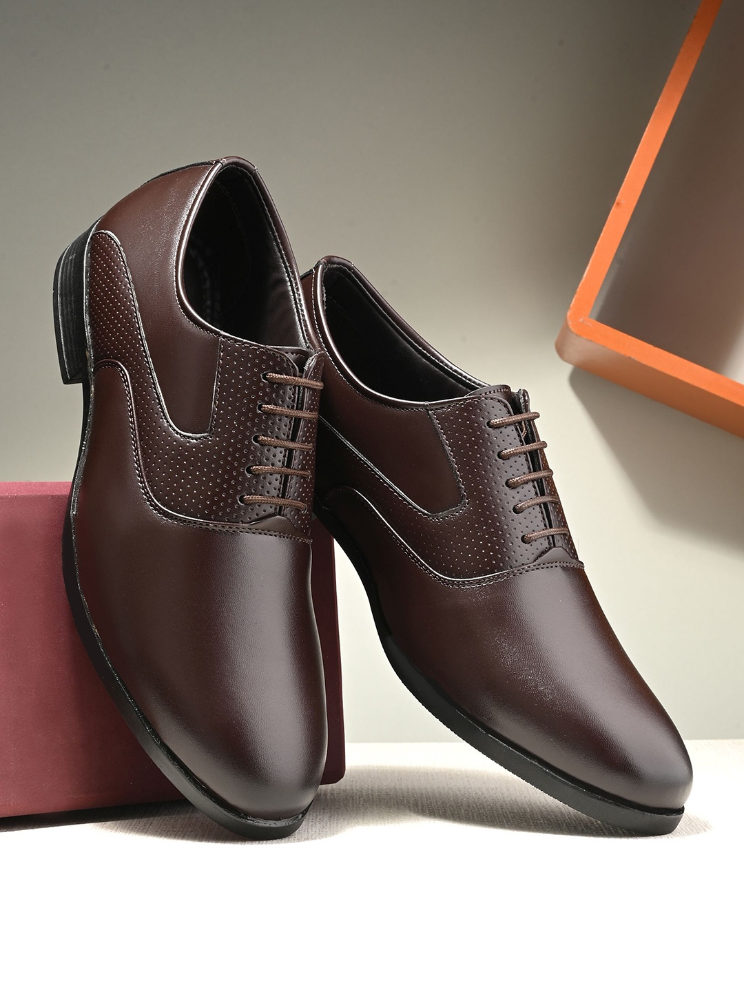 

INVICTUS Men Textured Formal Oxfords, Brown