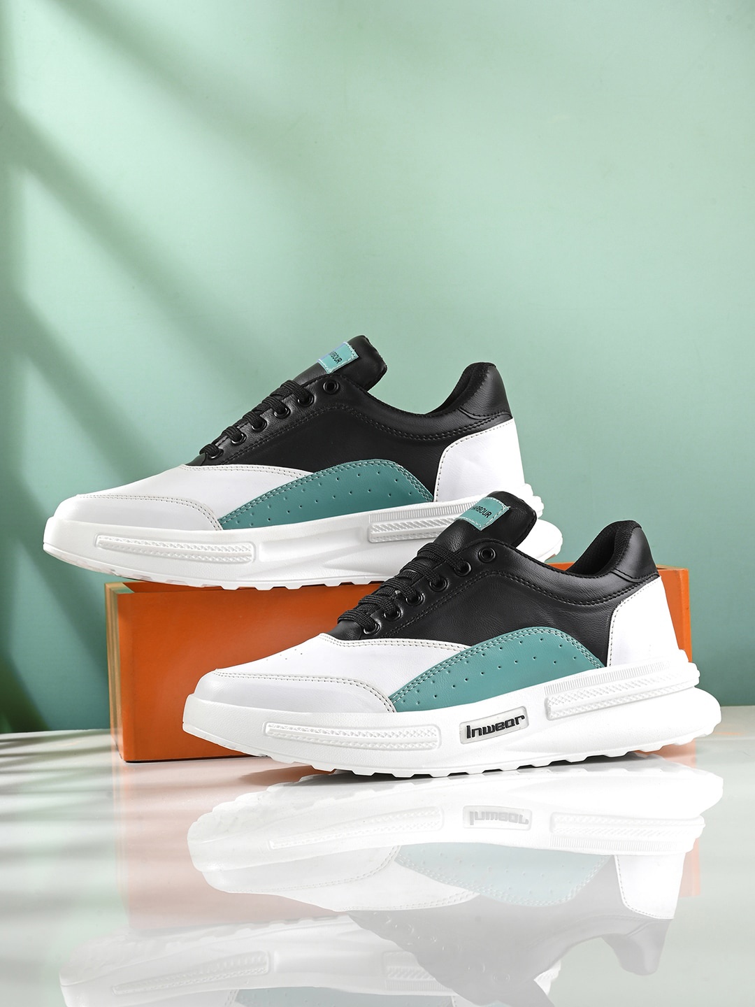 

Mast & Harbour Men White & Black Colourblocked Lightweight Sneakers