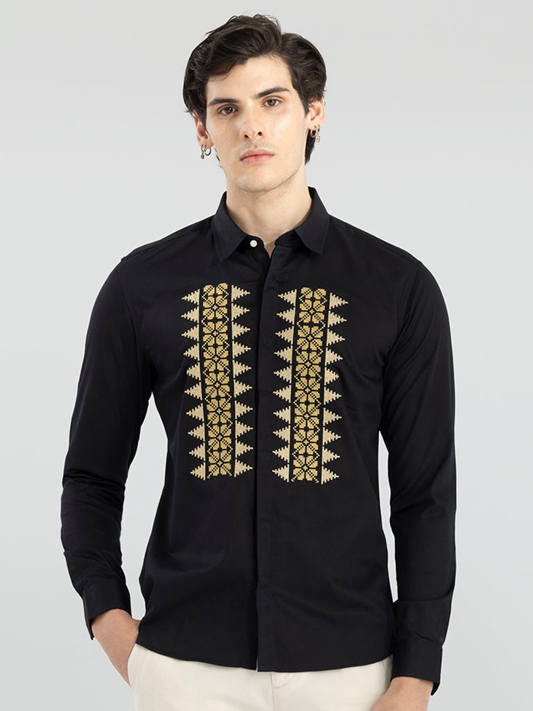 

Snitch Black Floral Printed Classic Slim Fit Opaque Casual Shirt