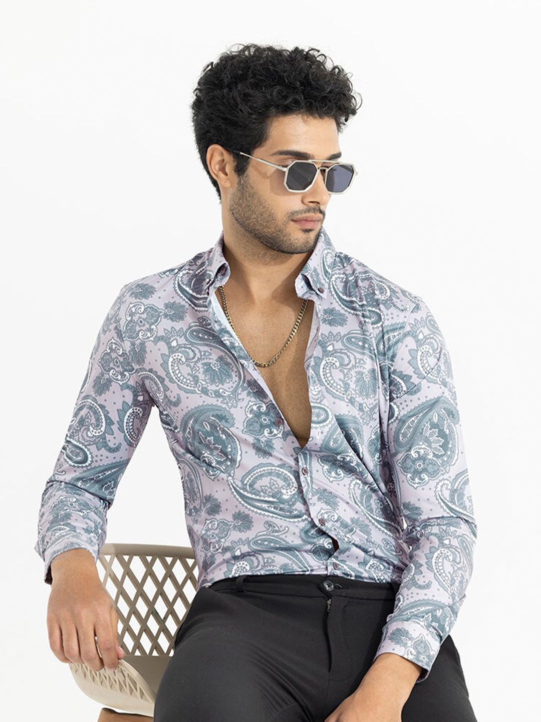 

Snitch Grey & Pink Classic Slim Fit Ethnic Motifs Printed Casual Shirt