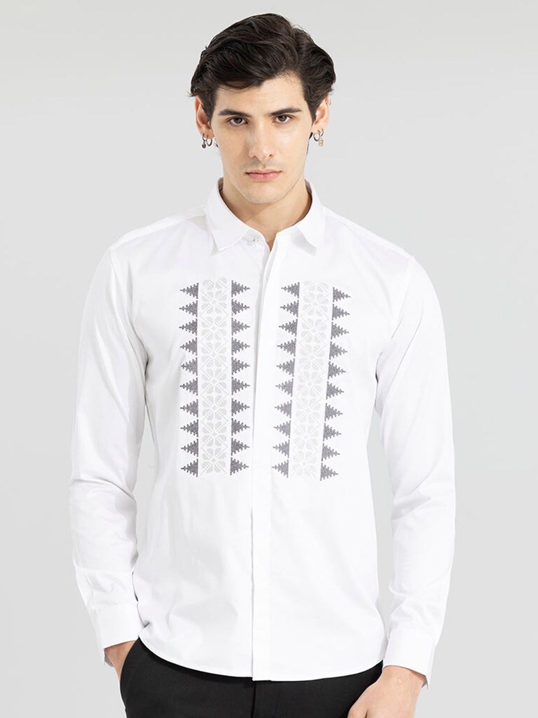 

Snitch White Geometric Printed Slim Fit Casual Shirt