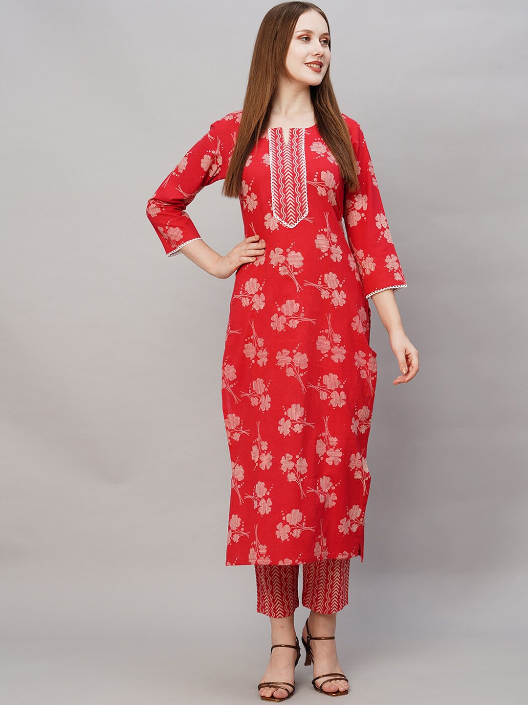 

GoSriKi Floral Printed Regular Kurta With Trousers, Red