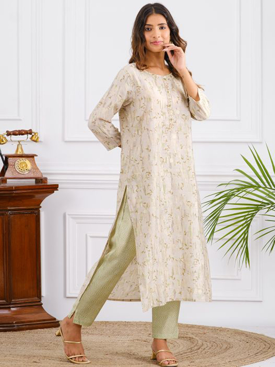 

Chowkhat Ethnic Motifs Printed Pure Cotton Kurti With Trousers, Green