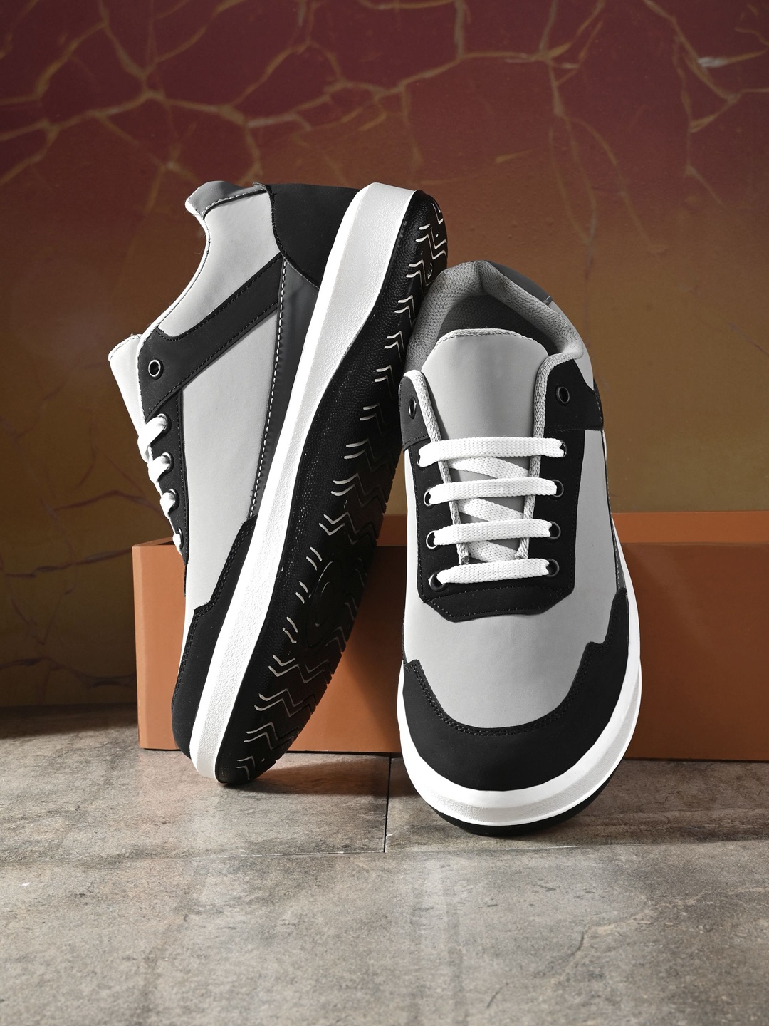 

Roadster Men Lightweight Casual Sneakers, Grey