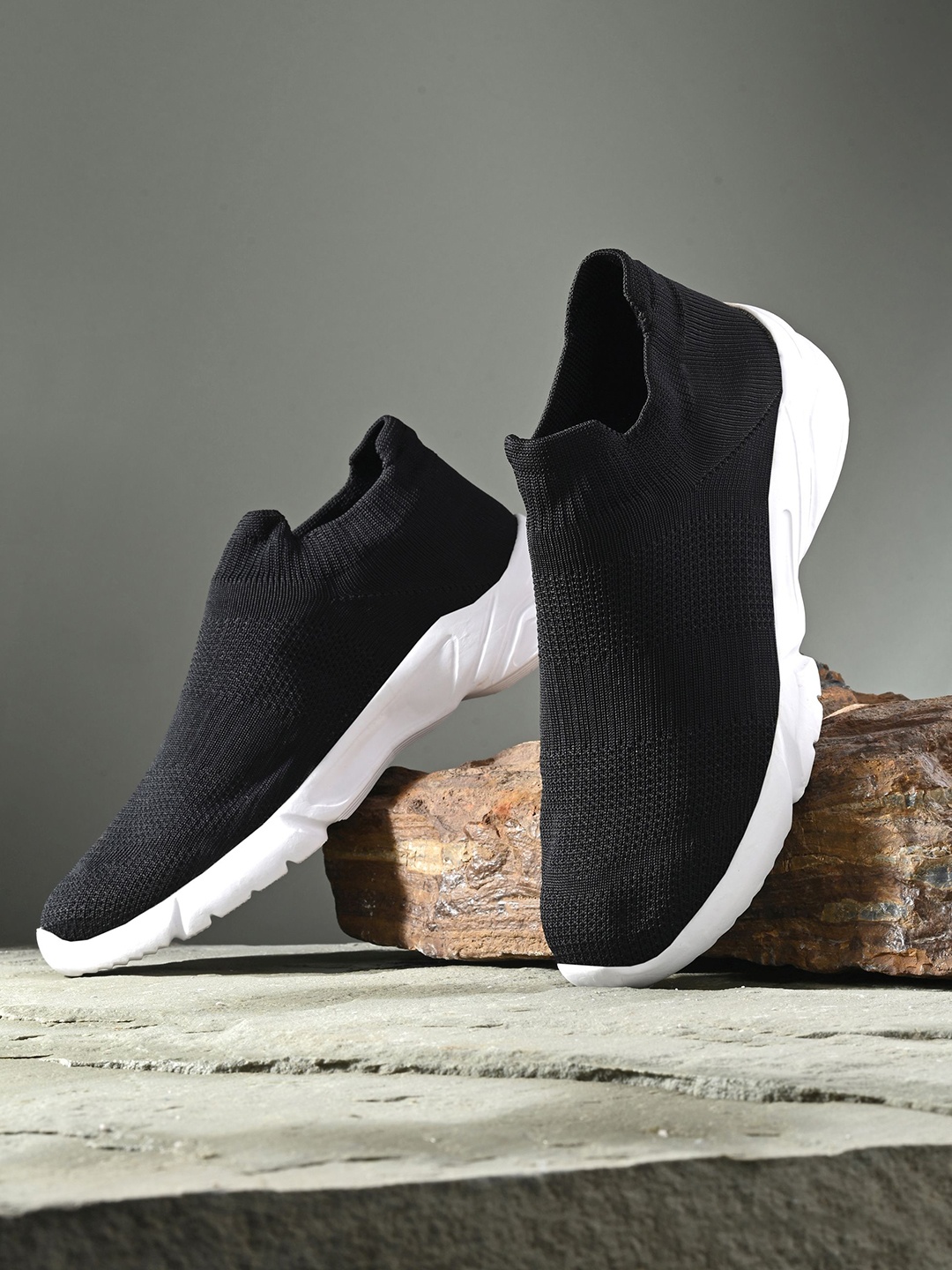 

Roadster Men Textured Casual Sneakers, Black
