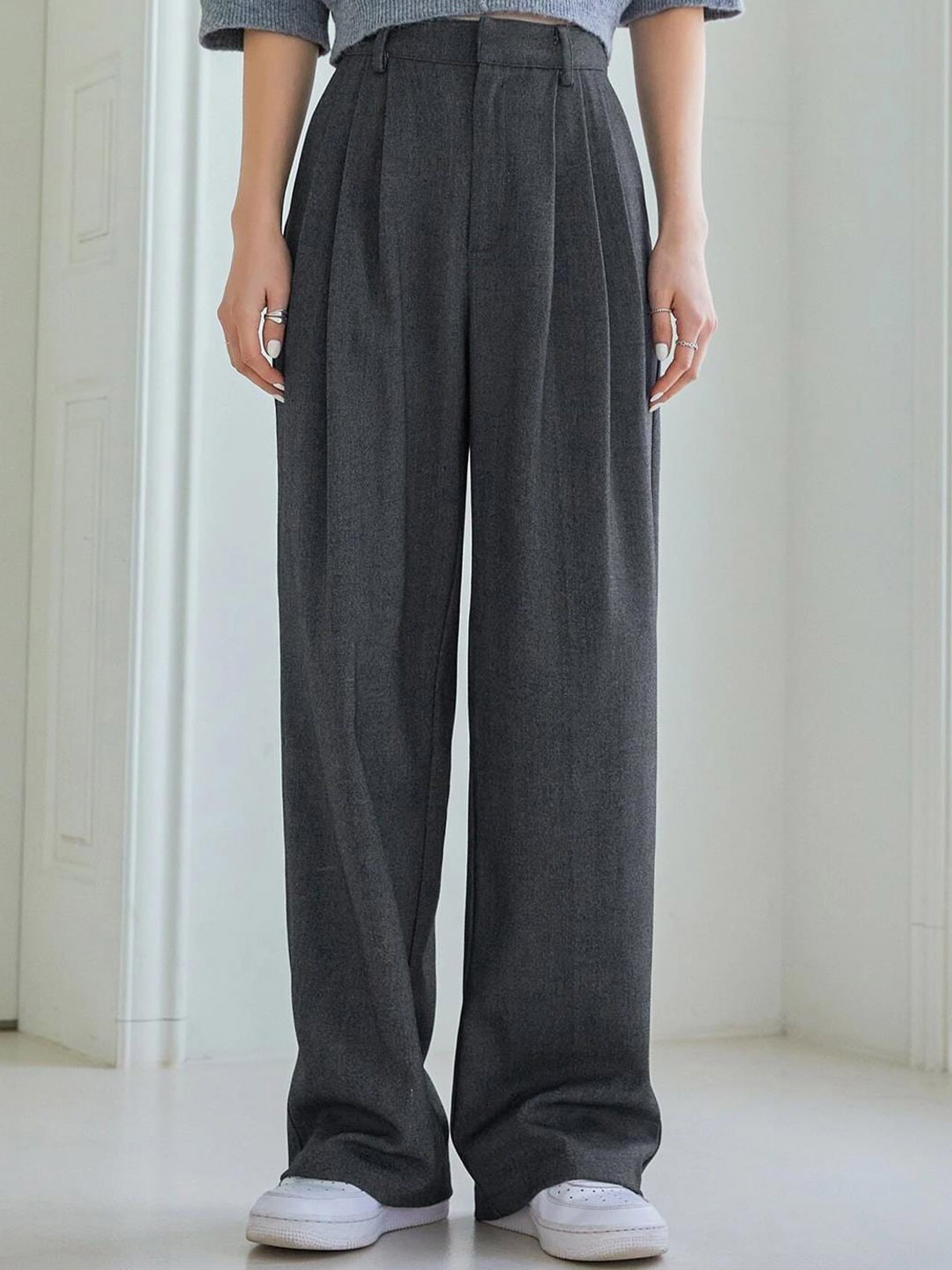 

Kotty Women Grey Relaxed Straight Leg Straight Fit High-Rise Pleated Trousers