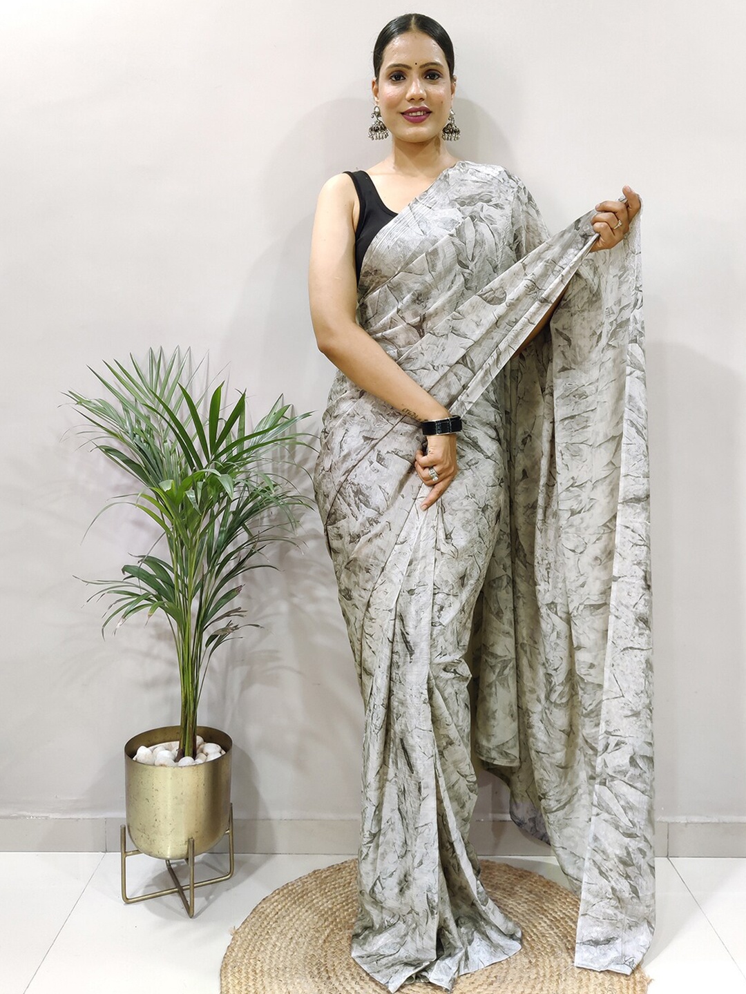 

Satrani Grey Abstract Printed Ready To Wear Saree