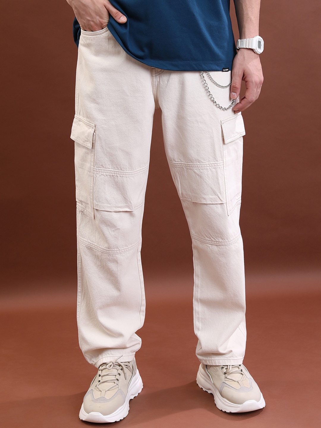 

HIGHLANDER Men Relaxed Fit Mid-Rise Clean Look Cargo Jeans, Cream