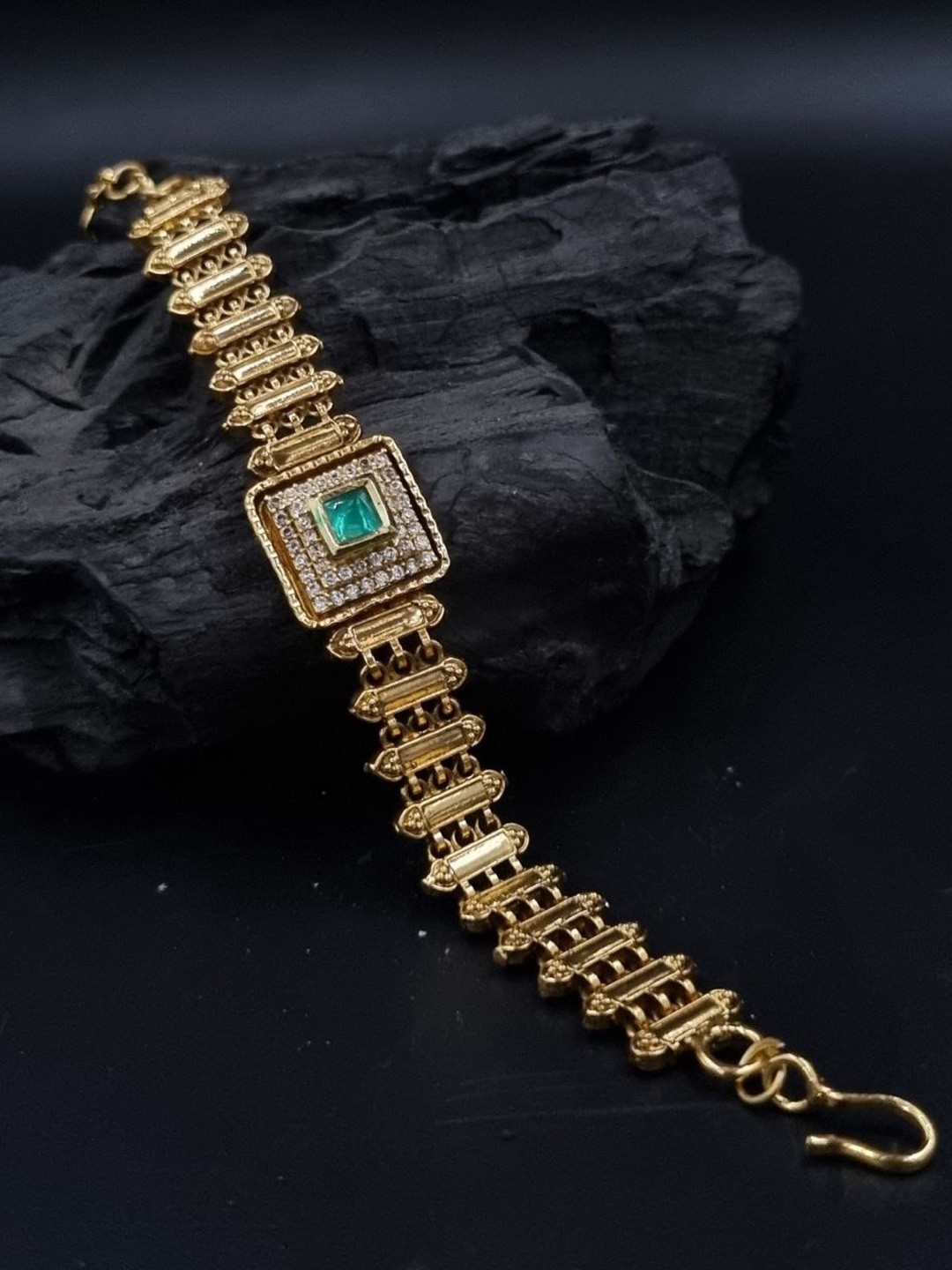 

Anouk Kundan Gold-Plated Charm Bracelet