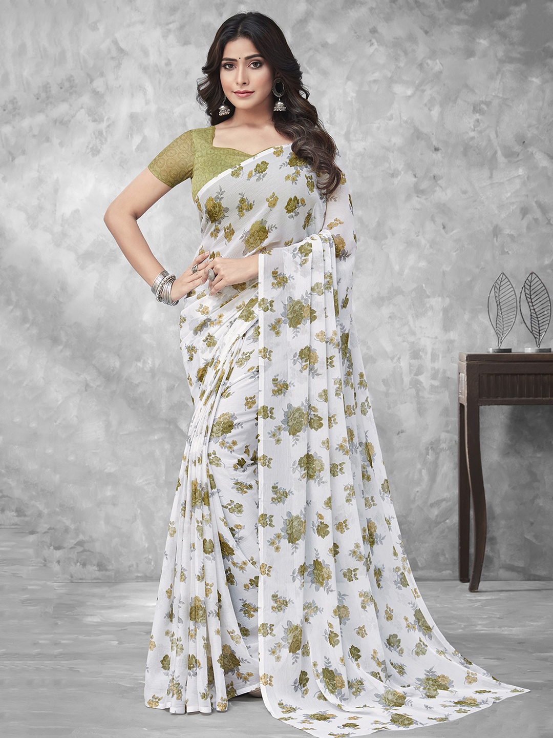 

Mitera Green & White Floral Printed Saree