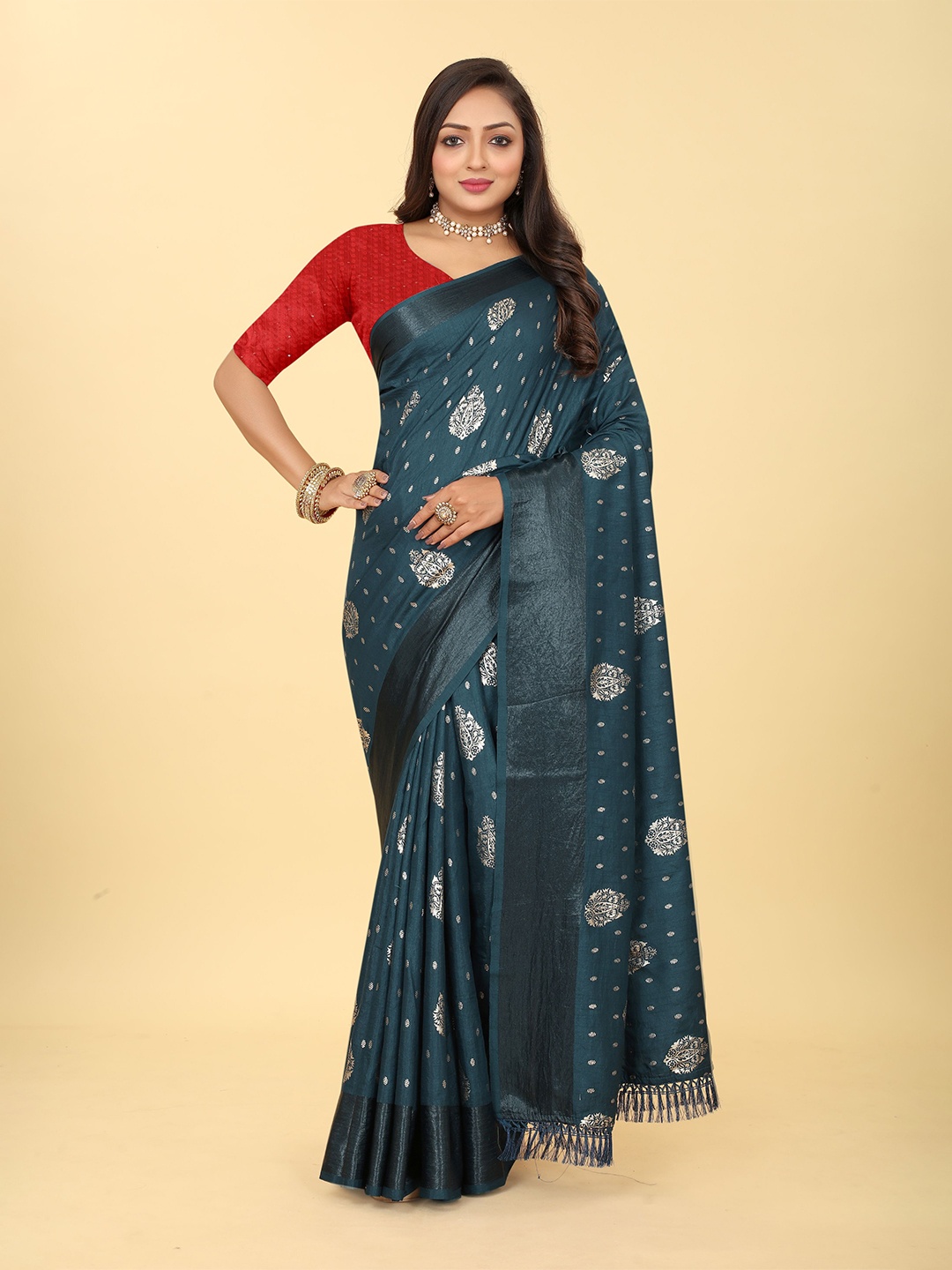 

Kiwie Ethnic Motifs Printed Saree, Blue