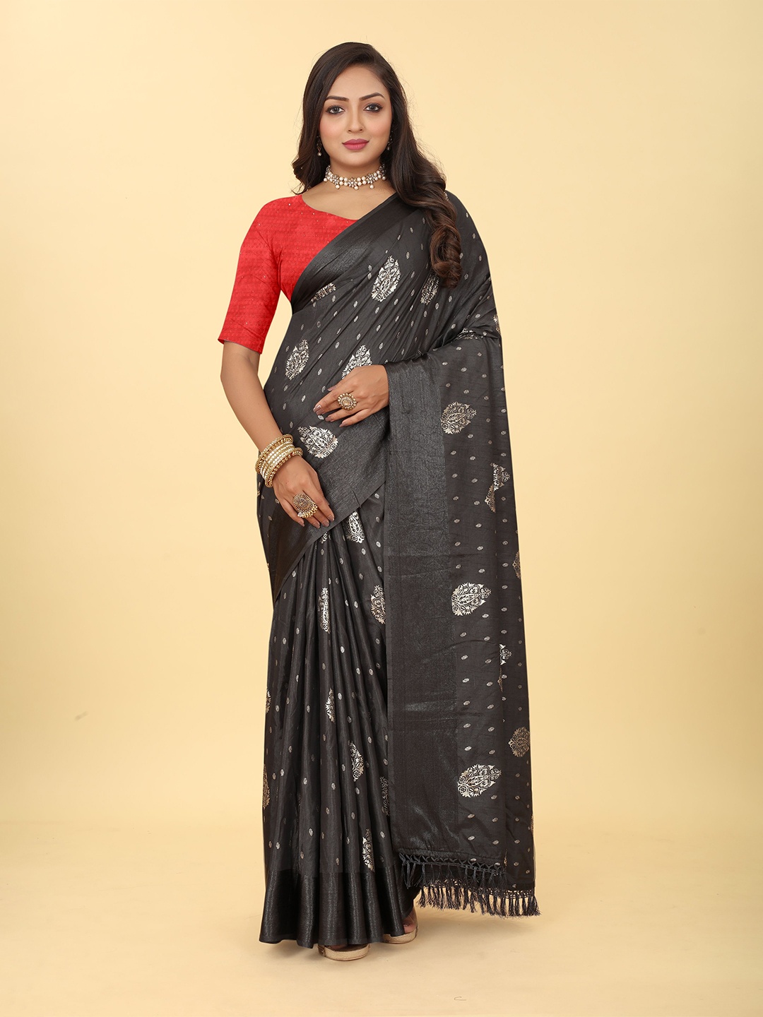 

Kiwie Ethnic Motifs Printed Saree, Grey