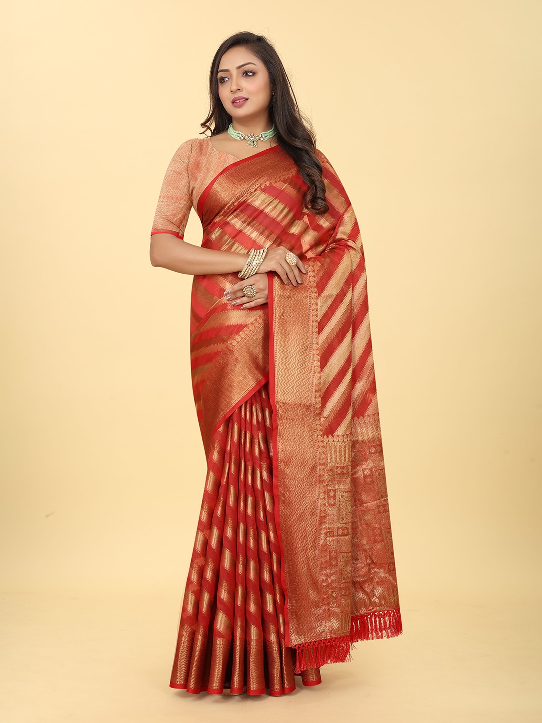 

Kiwie Ethnic Motifs Woven Design Zari Banarasi Saree, Red