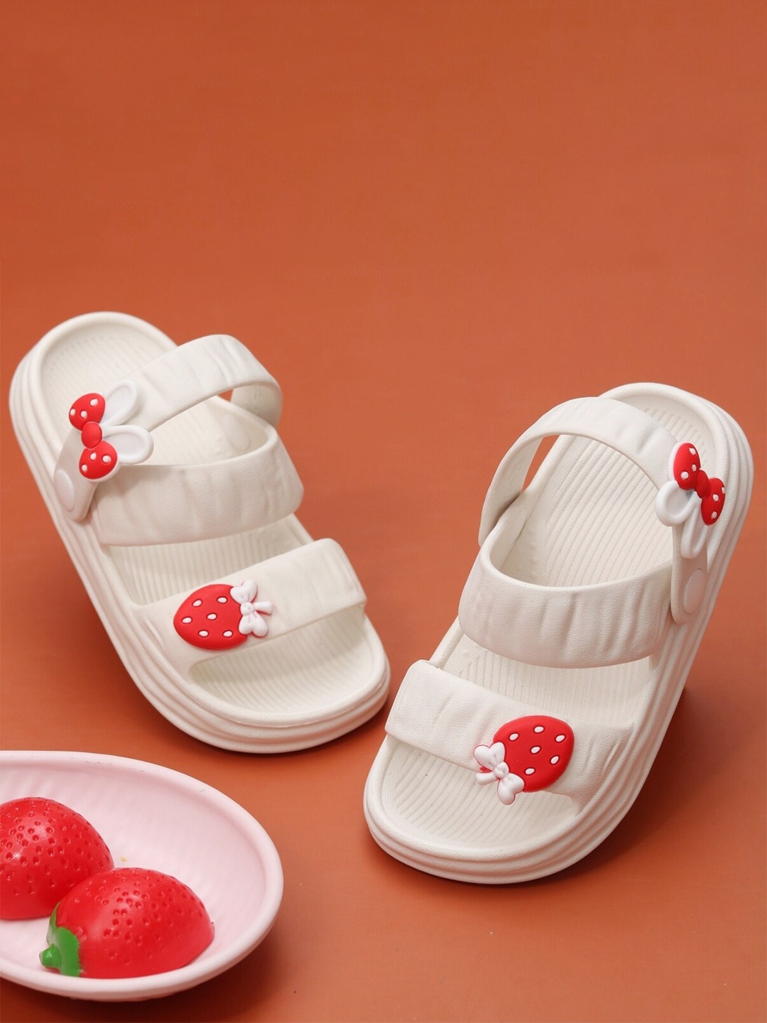 

Yellow Bee Girls Strawberry & Bow Self Design Sliders, White