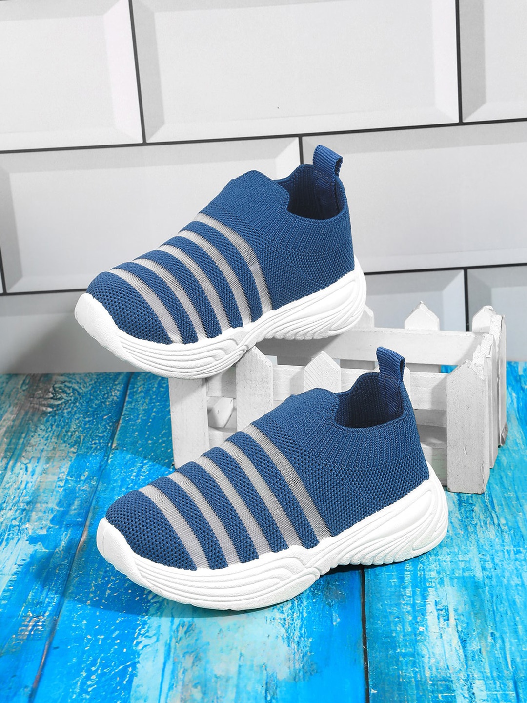 

Jazzy Juniors Kids Textured Lightweight Mesh Slip-On Sneakers, Blue