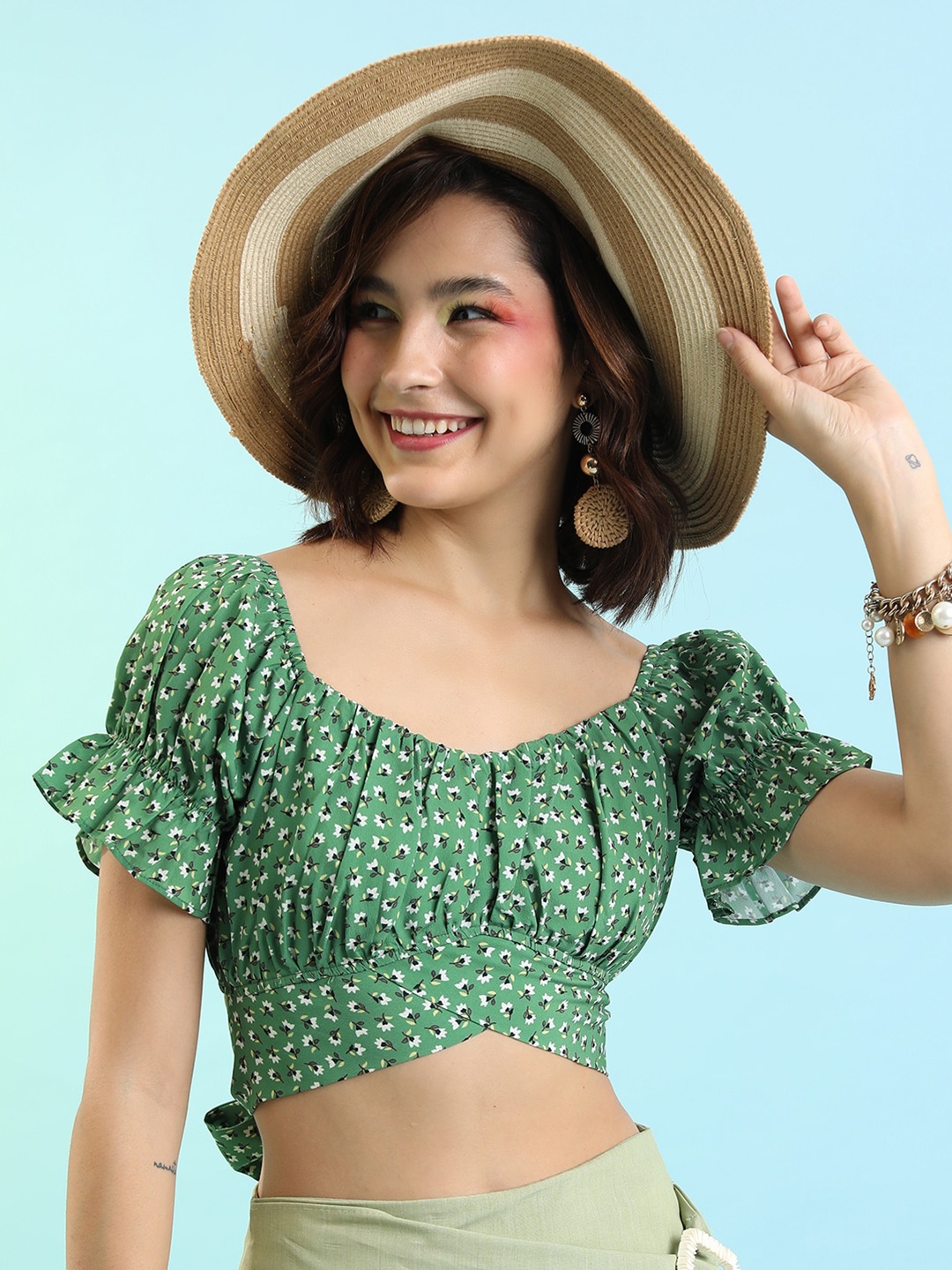 

Tokyo Talkies Green & White Floral Printed Square Neck Puffed Sleeves Fitted Crop Top