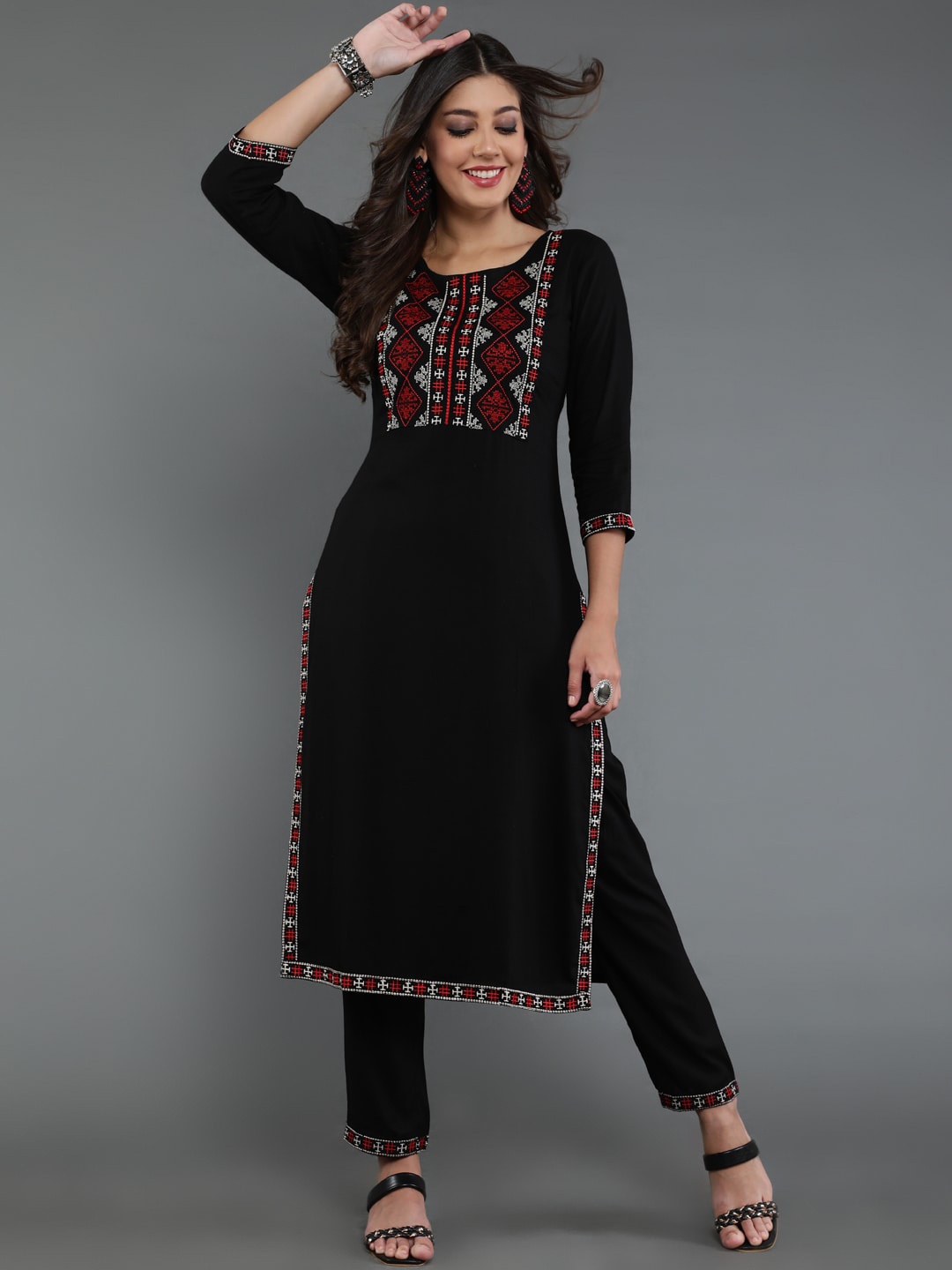 

antaran Ethnic Motifs Yoke Design Thread Work Straight Kurta With Trousers, Black