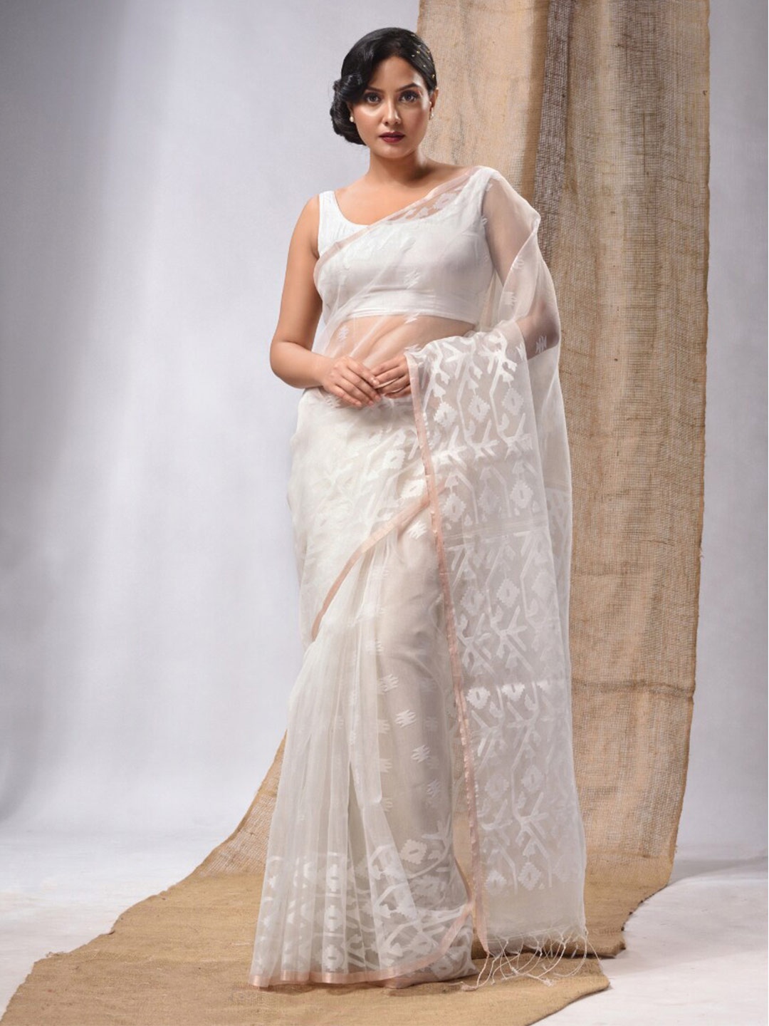 

Charukriti Abstract Woven Design Zari Pure Silk Saree, White