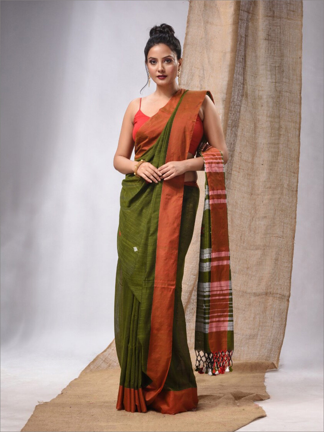 

Charukriti Ethnic Motifs Woven Design Pure Cotton Saree, Green