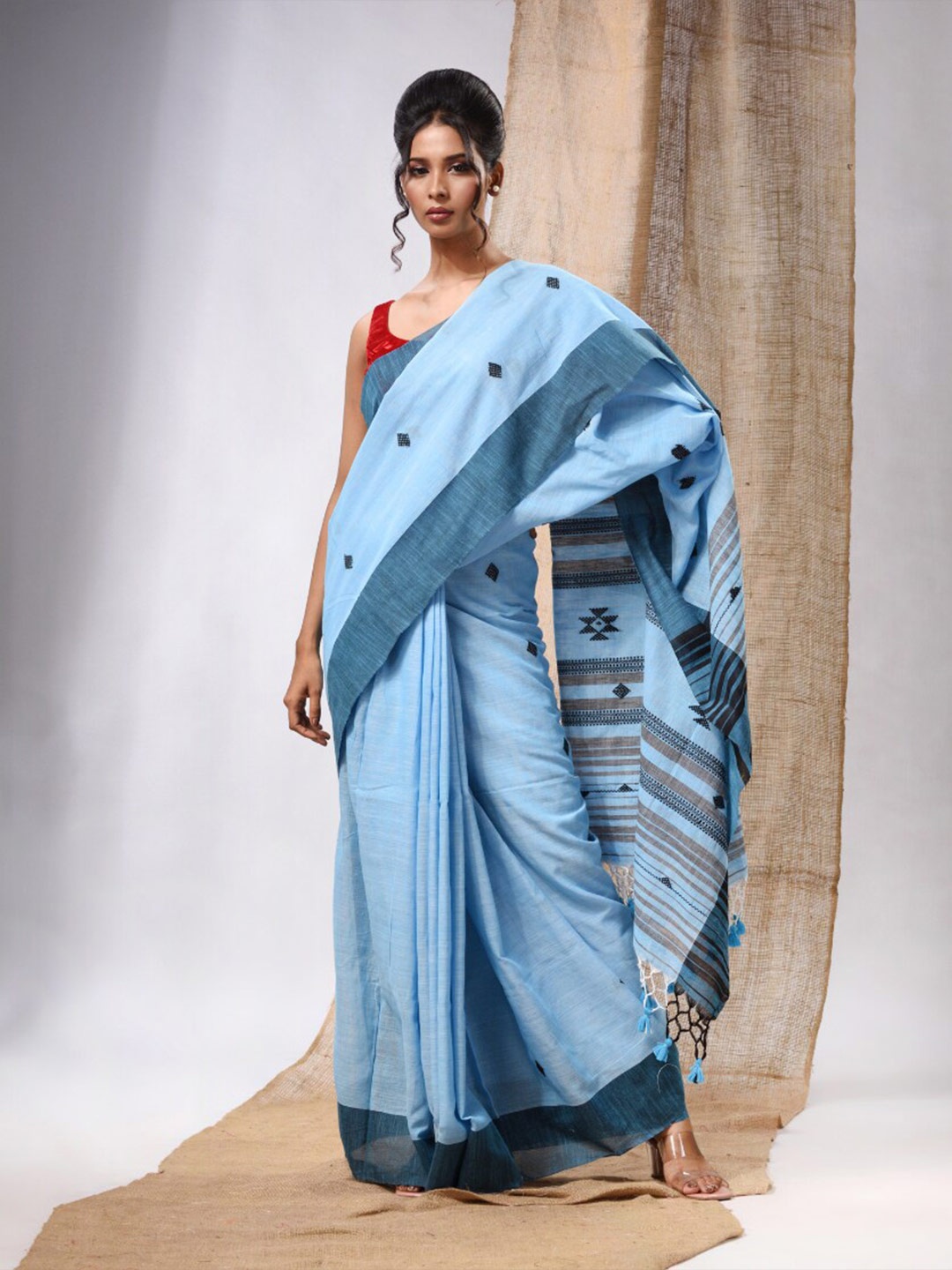 

Charukriti Woven Design Pure Cotton Saree, Blue