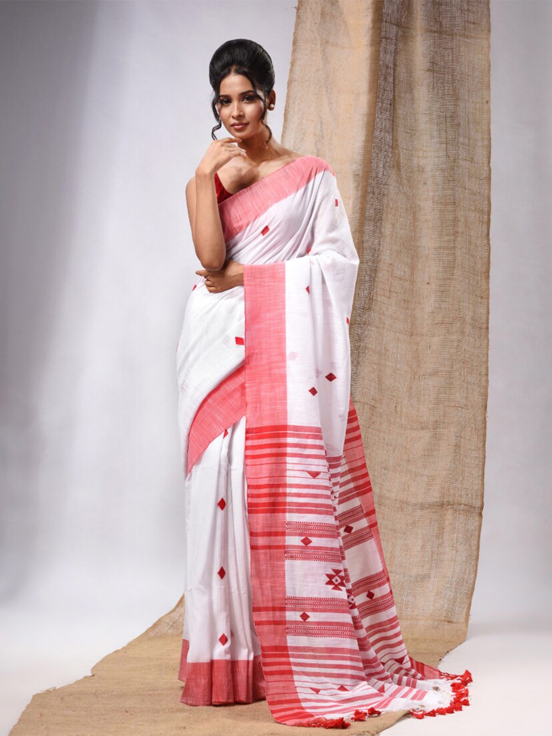 

Charukriti Ethnic motifs Woven Design Pure Cotton Saree, White