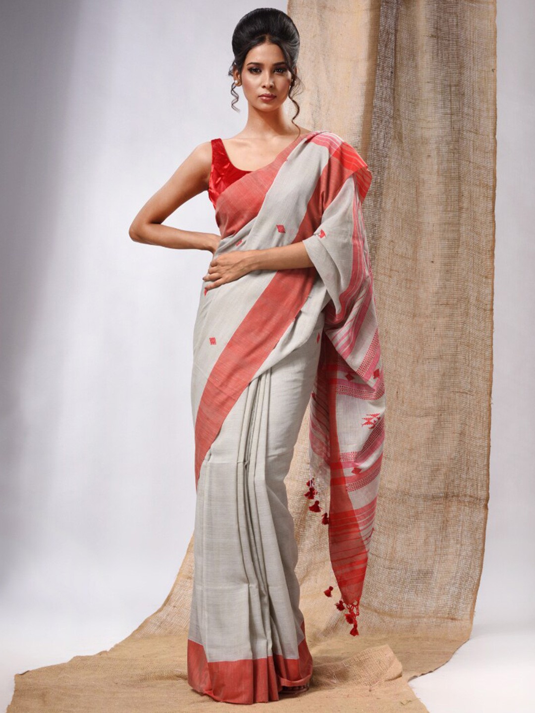 

Charukriti Geometric Woven Design Pure Cotton Saree, Beige