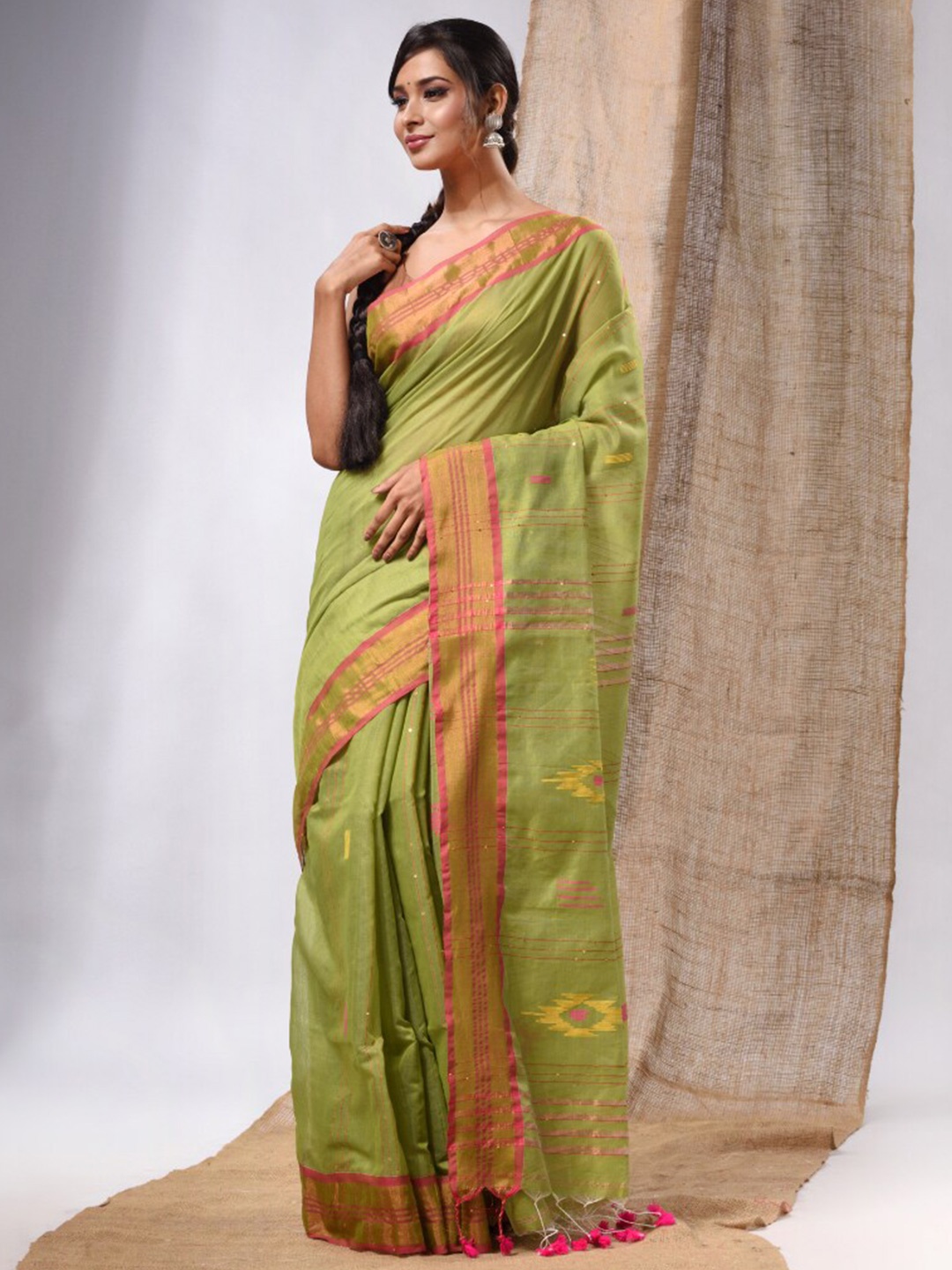 

Charukriti Woven Design Sequinned Saree, Green