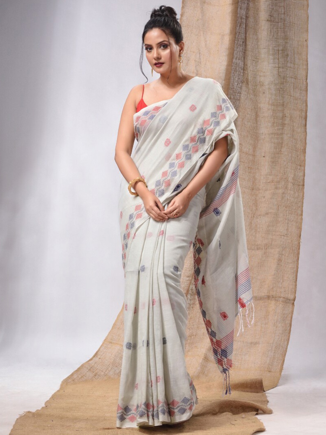 

Charukriti Ethnic Motifs Woven Design Pure Cotton Saree, Grey