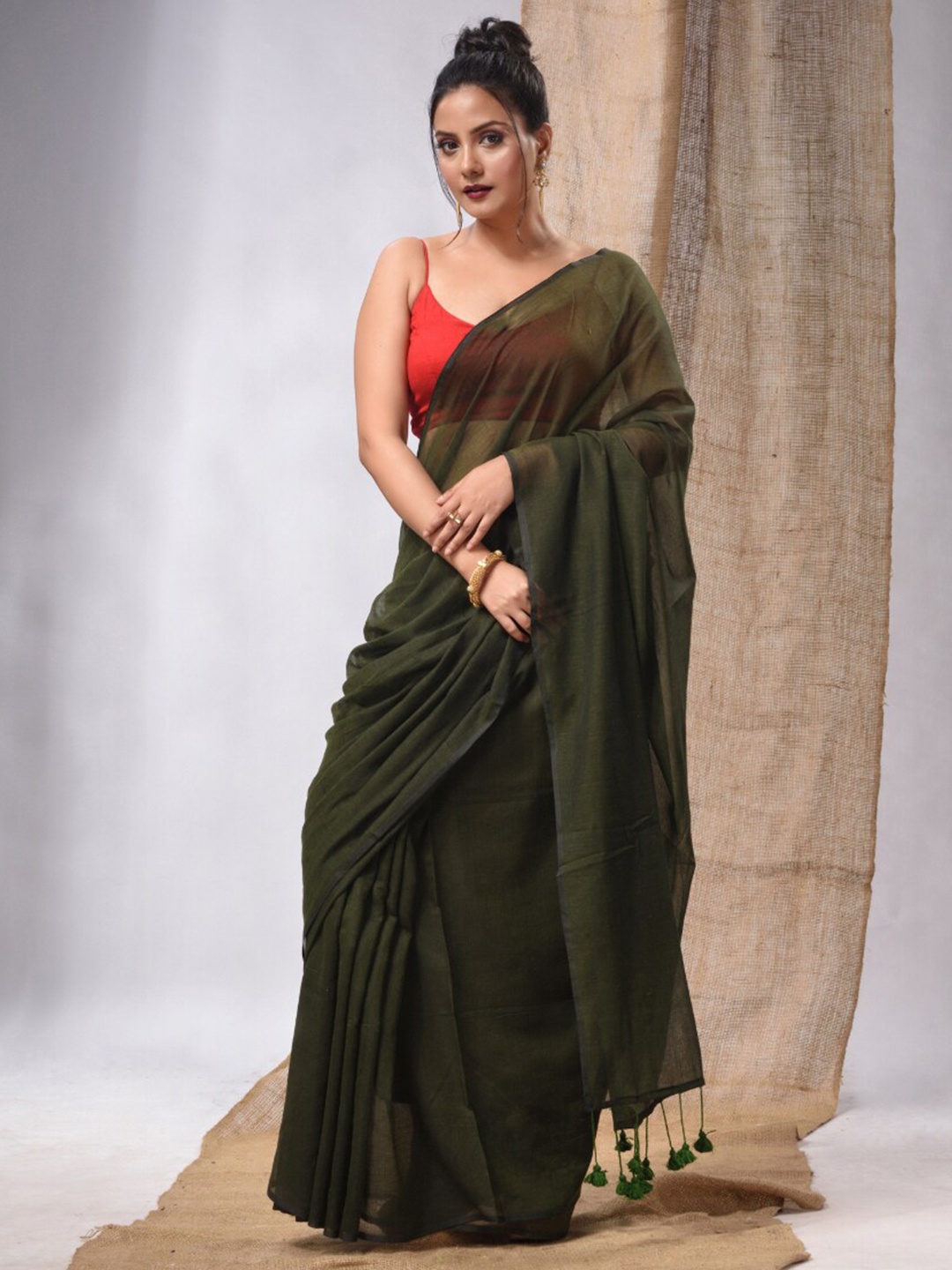 

Charukriti Tassels Detail Pure Cotton Saree, Green