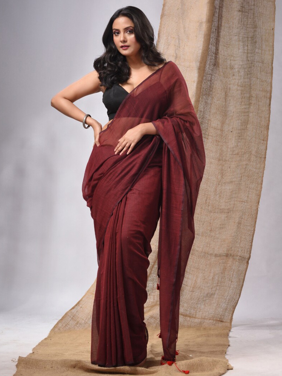 

Charukriti Tassels Detail Pure Cotton Saree, Maroon