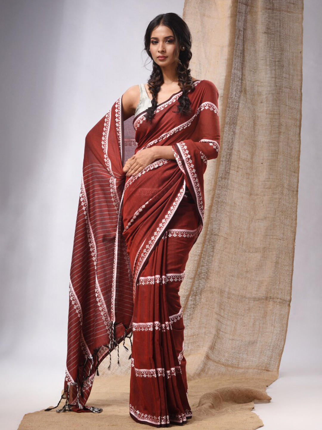 

Charukriti Woven Design Pure Cotton Saree, Red