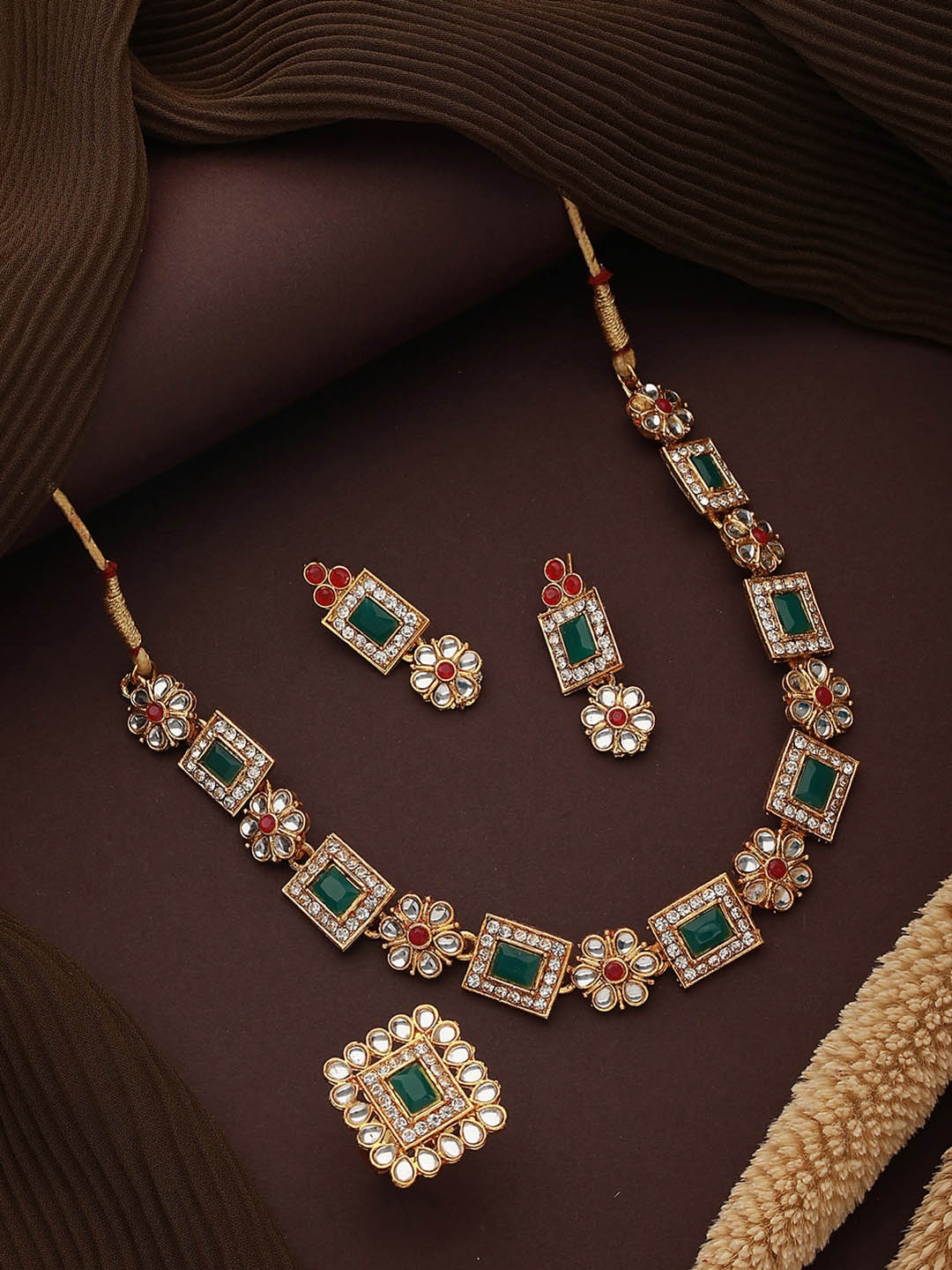 

Anouk Gold-Plated Kundan-Studded Jewellery Set